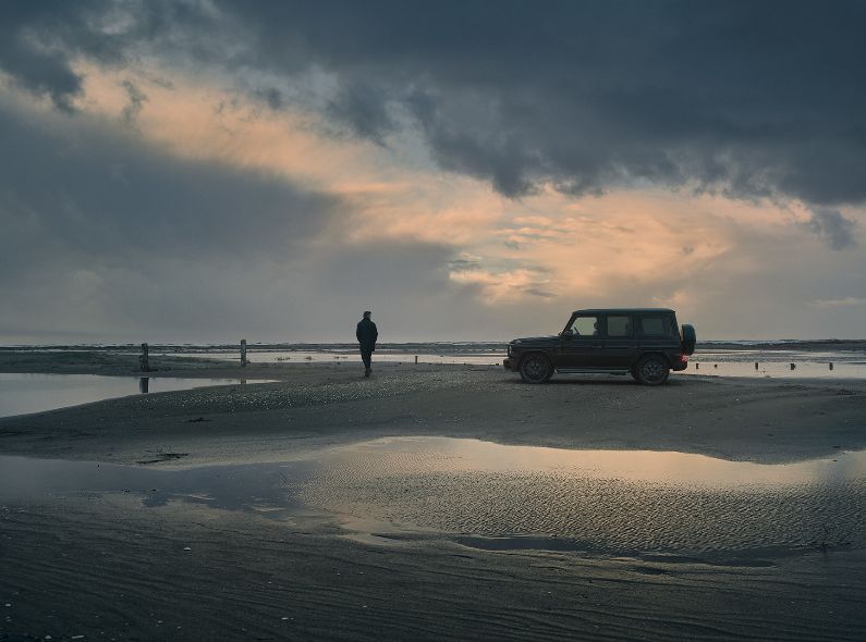 THILO SICHENEDER stages the high-performance G-Class Mercedes AMG G63 at a beach in Denmark by combining backplates with studio shots