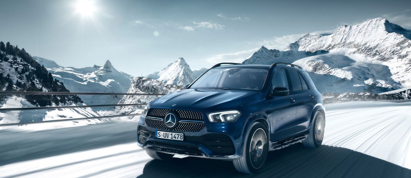 MATTHIAS ALETSEE stages the new MERCEDES GLE on a snow-covered street on location in Switzerland