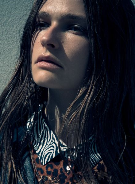 'INTO THE LIGHT' Laura Schoenmakers c/o MUNICH MODELS im FACES MAGAZINE, kontrastreich inszeniert von PATRICK SCHWALB