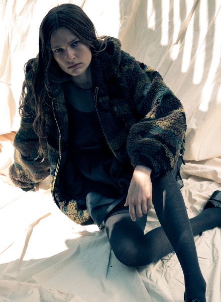 'INTO THE LIGHT' Laura Schoenmakers c/o MUNICH MODELS im FACES MAGAZINE, kontrastreich inszeniert von PATRICK SCHWALB