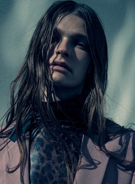 'INTO THE LIGHT' Laura Schoenmakers c/o MUNICH MODELS im FACES MAGAZINE, kontrastreich inszeniert von PATRICK SCHWALB
