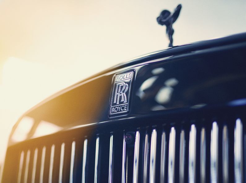 '6,7l V12 and nothing more to add ....' - die Rede ist von dem äusserst fotogenen ROLLS ROYCE Cullinan, die freien Motive wurden postproduziert von STEFAN EISELE POSTPRODUCTION