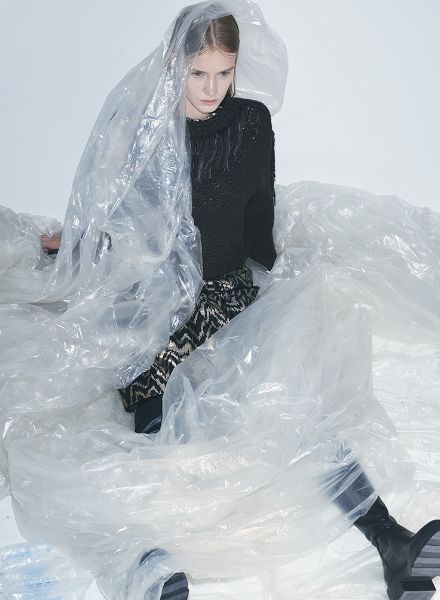 Back on Set! - PATRICK SCHWALB fotografiert Model Madeleine Zell für die L'OFFICIEL Baltics