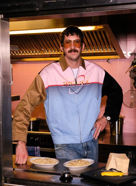 'A crisis - but make it fashion' - MAX VON TREU fotografiert Männermode für die VOGUE UA MAN in der angesagten Münchner Bravo-Bar