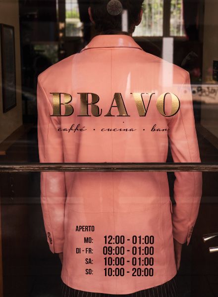 'A crisis - but make it fashion' - MAX VON TREU fotografiert Männermode für die VOGUE UA MAN in der angesagten Münchner Bravo-Bar