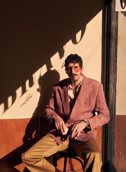 'A crisis - but make it fashion' - MAX VON TREU fotografiert Männermode für die VOGUE UA MAN in der angesagten Münchner Bravo-Bar