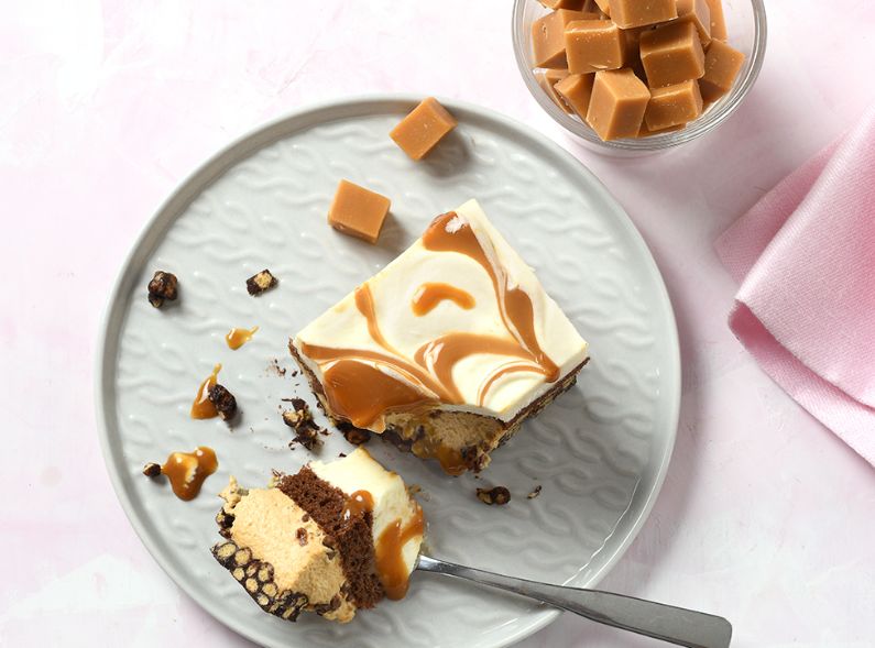 Maracuja-Skyr-Schnitte, Salted-Caramel-Schnitte und Rhabarber-Erdbeere-Baiser-Torte - Antje PLEWINSKI c/o NINA RAUTENBERG fotografiert für ERLENBACHER BACKWAREN, Foodstyling Max FABER, ebenfalls c/o NINA RAUTENBERG