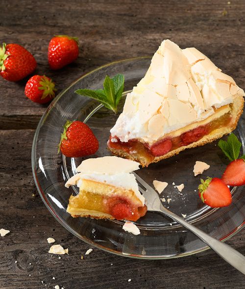 Maracuja-Skyr-Schnitte, Salted-Caramel-Schnitte und Rhabarber-Erdbeere-Baiser-Torte - Antje PLEWINSKI c/o NINA RAUTENBERG fotografiert für ERLENBACHER BACKWAREN, Foodstyling Max FABER, ebenfalls c/o NINA RAUTENBERG