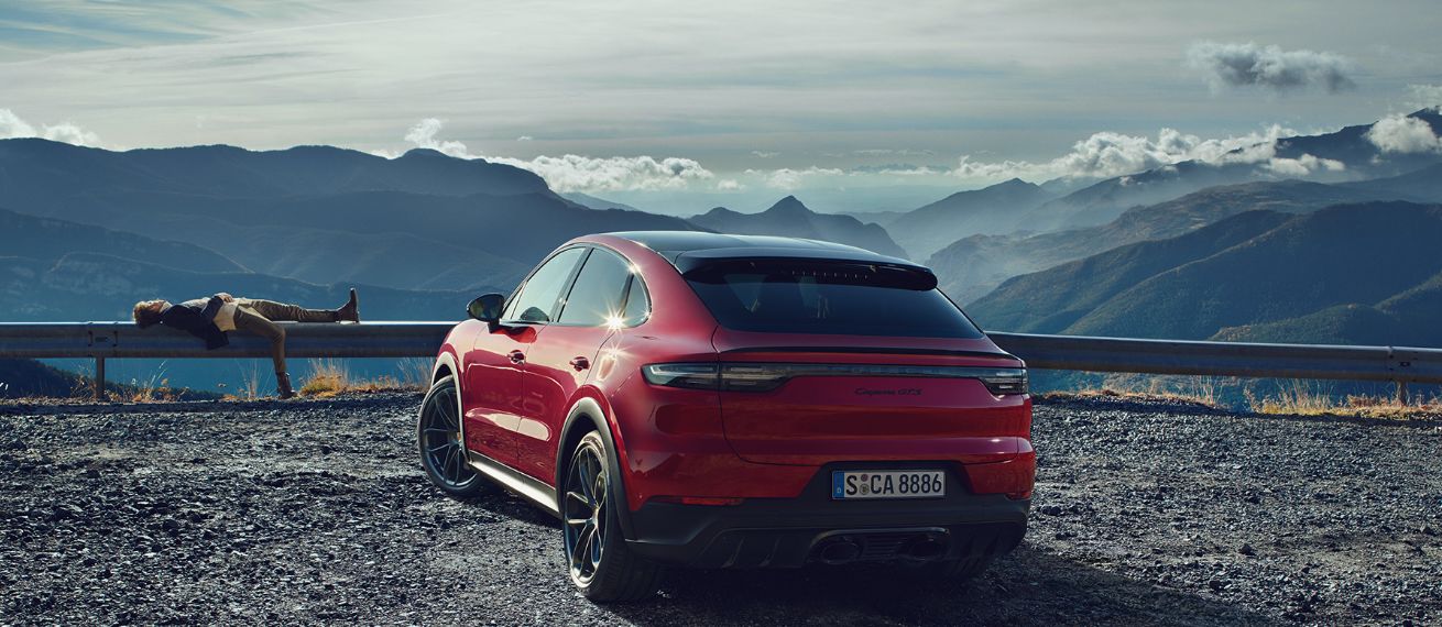 A hot pursuit of a very special kind – ANKE LUCKMANN photographs the PORSCHE CAYENNE GTS Range against a rugged backdrop with a good head for heights