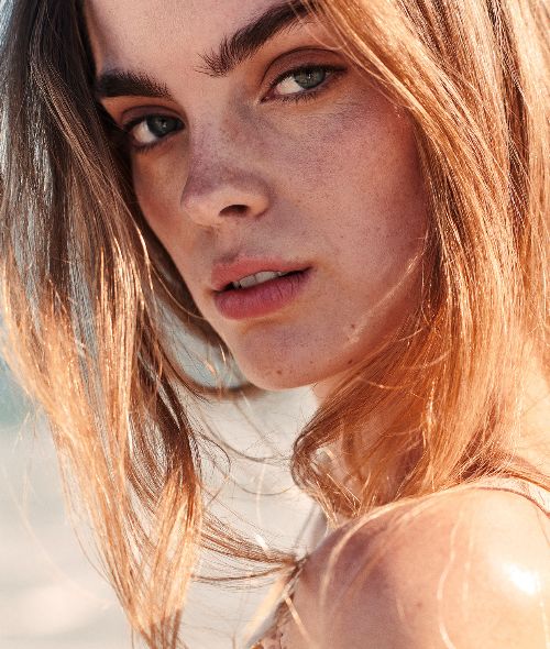 'Sun Bath' mit Kristilene Dicks, fotografiert von ASTRID M. OBERT für Latest Magazine