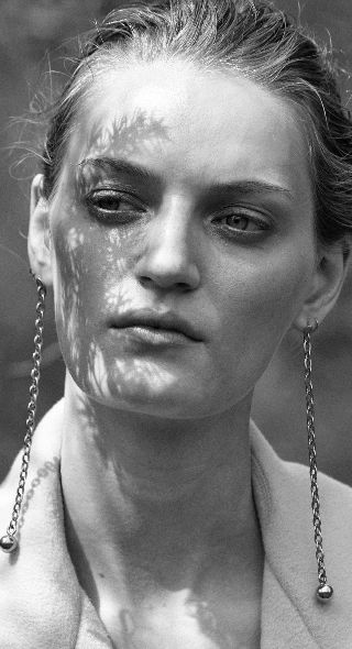 'Out in the woods' - Milena Feuerer in einer märchenhaft-natürlichen Mode Inszenierung von ROGER WEBER für das Schweizer FACES MAGAZINE