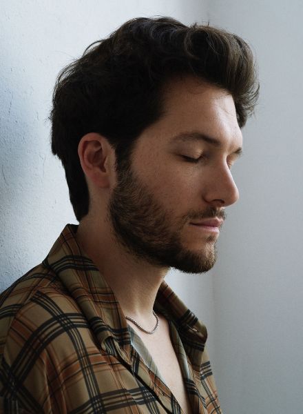 Schön! Magazine Interview mit dem 'Unorthodox'-Schauspieler Jeff Wilbusch – Grooming Anna KÜRNER c/o BASICS.BERLIN