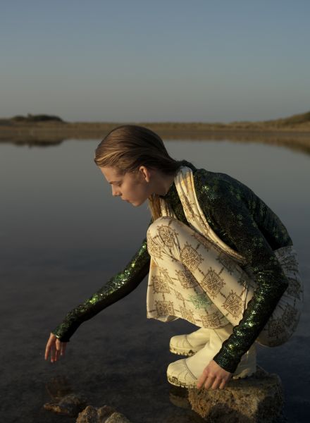 VOGUE Turkey Oktober 2020 featuring Model Jolie Alien - Fotos Osman ÖZEL c/o SHOTVIEW ARTISTS MANAGEMENT, Styling Aydan Sivaci