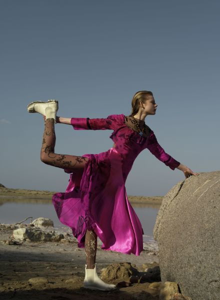 VOGUE Turkey Oktober 2020 featuring Model Jolie Alien - Fotos Osman ÖZEL c/o SHOTVIEW ARTISTS MANAGEMENT, Styling Aydan Sivaci