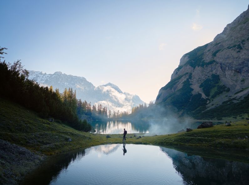 MANUEL FERRIGATO photographs former ski racer Felix Neureuther for the Hypo Vereinsbank campaign against a breathtaking natural backdrop for Kolle Rebbe and Bonaparte Films
