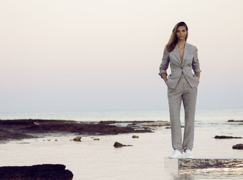 Die Models Karlina Caune und Ophelie Guillermand für den MADELEINE Cover Shoot vor der Kamera von Fotograf und CD UWE KOERNER