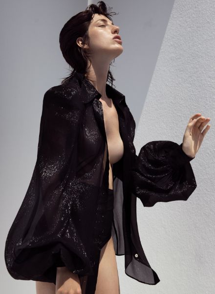 Model Maga Abramoff in 'The Dark' im LATEST Magazin - Fotos UWE KOERNER, Styling Mads Roennborg c/o Louisa Artists