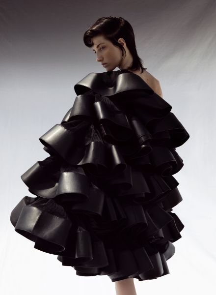 Model Maga Abramoff in 'The Dark' im LATEST Magazin - Fotos UWE KOERNER, Styling Mads Roennborg c/o Louisa Artists