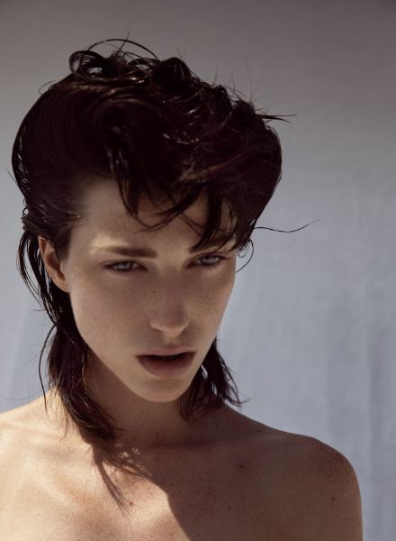 Model Maga Abramoff in 'The Dark' im LATEST Magazin - Fotos UWE KOERNER, Styling Mads Roennborg c/o Louisa Artists