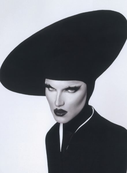 BASICS BERLIN : High glam meets mega drama! Berlin drag queen Chloe Waldorf presents her Thierry Mugler vintage looks ‘The Label Archive’ in Deutsch VOGUE