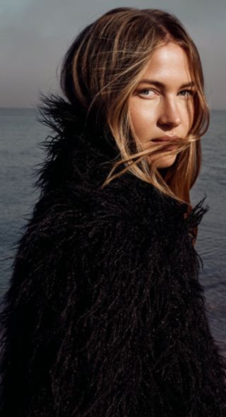 Hair für 'On The Seaside' des L'OFFICIEL BRAZIL Mags und Hair & Makeup für 'Line Up', zu sehen im APPROVED Mag - zwei Editorials von Suzana SANTALAB c/o BIGOUDI auf GoSee.NEWS