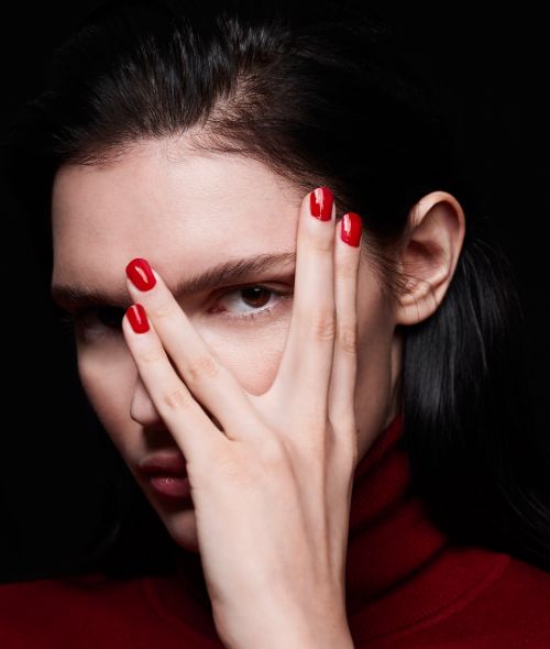 'Red Parade' Beauty Editorial mit Iconic-Model Lila Poter von Julia KELTSCH c/o AVENGER PHOTOGRAPHERS für die L'OFFICIEL SINGAPORE