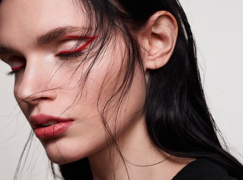 'Red Parade' Beauty Editorial mit Iconic-Model Lila Poter von Julia KELTSCH c/o AVENGER PHOTOGRAPHERS für die L'OFFICIEL SINGAPORE