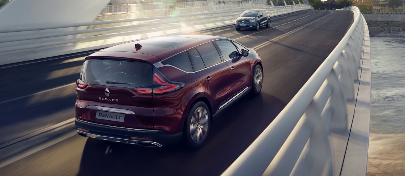 Comfort at a first-class level : HOLGER WILD photographs the new RENAULT ESPACE in an avant-garde crossover design at Lake Como and in Milan for Publicis Conseil