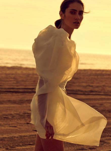 Das französische Model Marine Deleeuw in der L’OFFICIEL Russia 03/21 - Fotos Fernando GOMEZ c/o ROCKENFELLER & GÖBELS, Styling & Production Roma Lansky, Hair & Makeup Rosa Matilla