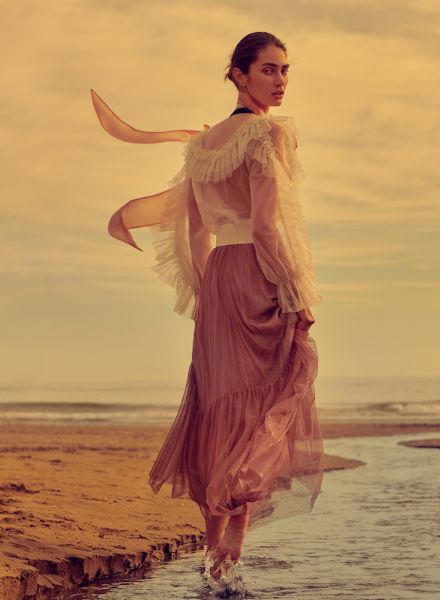 Das französische Model Marine Deleeuw in der L’OFFICIEL Russia 03/21 - Fotos Fernando GOMEZ c/o ROCKENFELLER & GÖBELS, Styling & Production Roma Lansky, Hair & Makeup Rosa Matilla