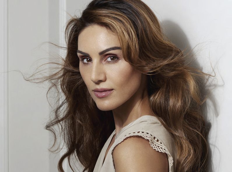 Truly beautiful - CARINA JAHN photographs TV presenter Nazan Eckes for #BLOGGINGTALES magazine