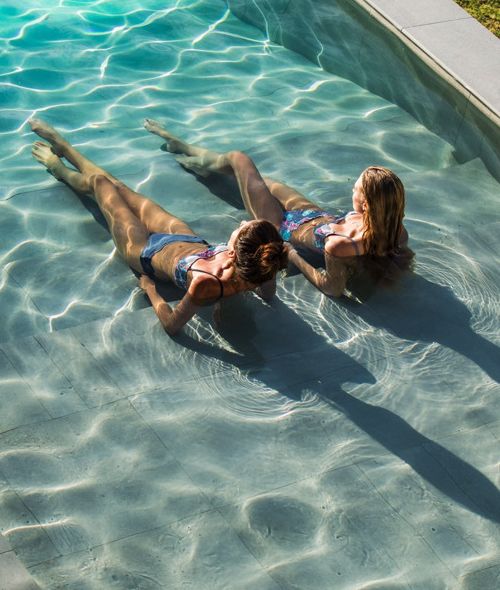 ETIREL Swimsuits – staged by fashion photographer Simone SCHNEIDER c/o ANDREA HEBERGER for INTERSPORT
