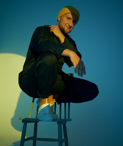 AKUSTYCZ(NIE)ZUPEŁNIE - portrait specialist PAWEL FABJANSKI stages Polish star rapper GRUBSON for his new album cover in a patch of custom-designed indoor nature for OSOM studios