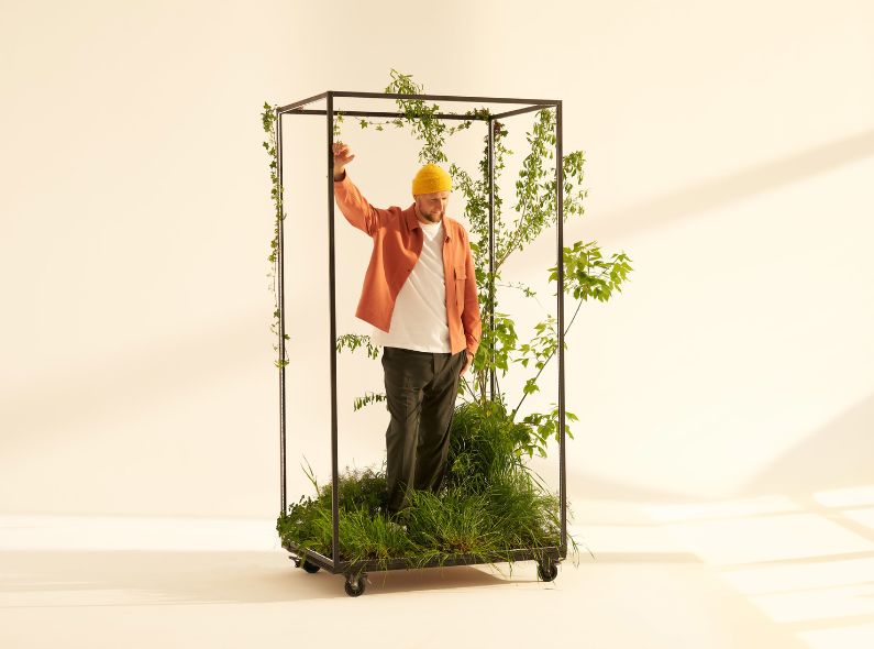 AKUSTYCZ(NIE)ZUPEŁNIE - portrait specialist PAWEL FABJANSKI stages Polish star rapper GRUBSON for his new album cover in a patch of custom-designed indoor nature for OSOM studios