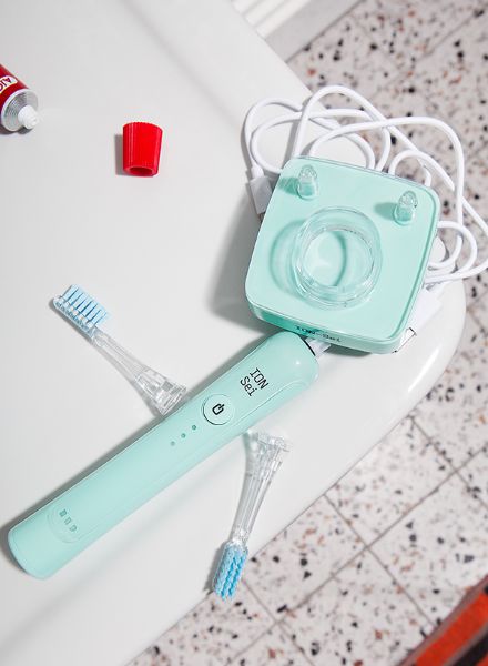 Kopfhörer, Lockenstab und andere elektronische Begleiter mit Herz und Seele - STUDIO LIKENESS c/o KLAUS STIEGEMEYER gibt Gadgets ein Gesicht für das ZEIT MAGAZIN