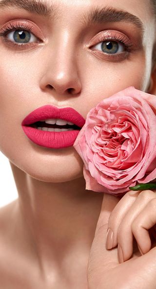 CARELINE SKINCARE Kampagne mit Model Valeriia Karaman und Hair & Makeup von Omer ASAF c/o BIGOUDI