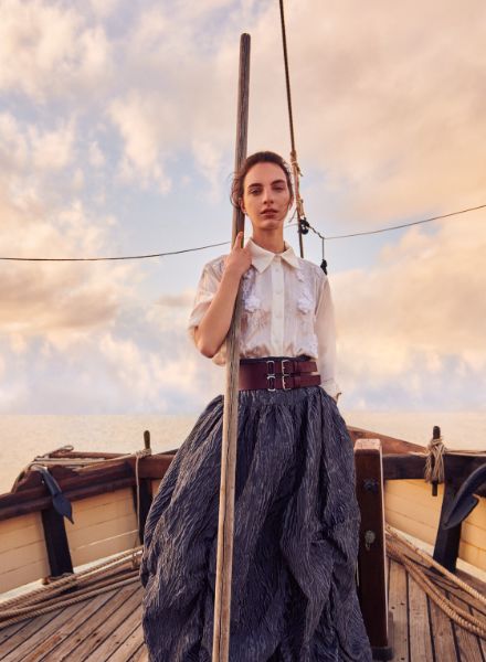 Fernando GOMEZ c/o ROCKENFELLER & GÖBELS photographs model Elena Korotich for L’OFFICIEL Russia, styling by Roma Lansky, hair & make-up by Rosa Matilla