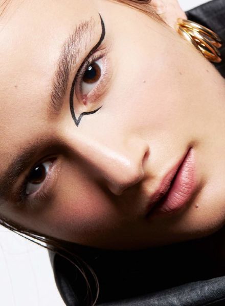 Silke Schlotz photographs ‘Get in Line’ for ELLE KAZAKHSTAN - hair & make-up by Suzana SANTALAB c/o BIGOUDI