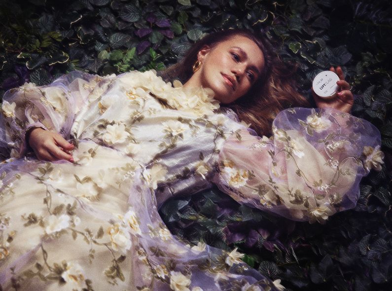 CHRIS TRIBELHORN fotografiert 'In Full Bloom', die Social Media und Outdoor Kampagne für die LYFT / LAB x CRA-YON Duft Kollektion in den drei Duftnoten Apple Blossom, Rose Honey und Lavendel
