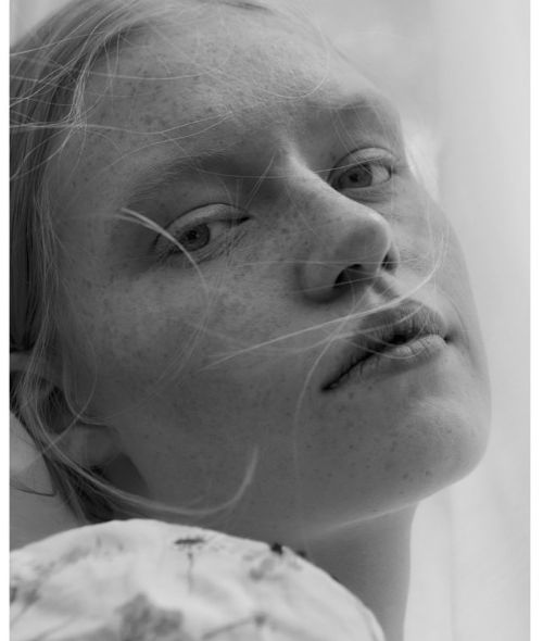 Model Freya in a beauty editorial for L’OFFICIEL BALTIC - Photography, Concept and Retouch by RAMONA REUTER 