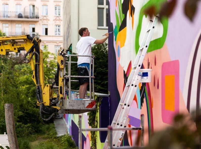 ZALANDO lanciert Sommerkampagne 'Activists of Optimism' mit XL Murals von Illustrator MATHIS BURMEISTER c/o 2AGENTEN für Kolle Rebbe