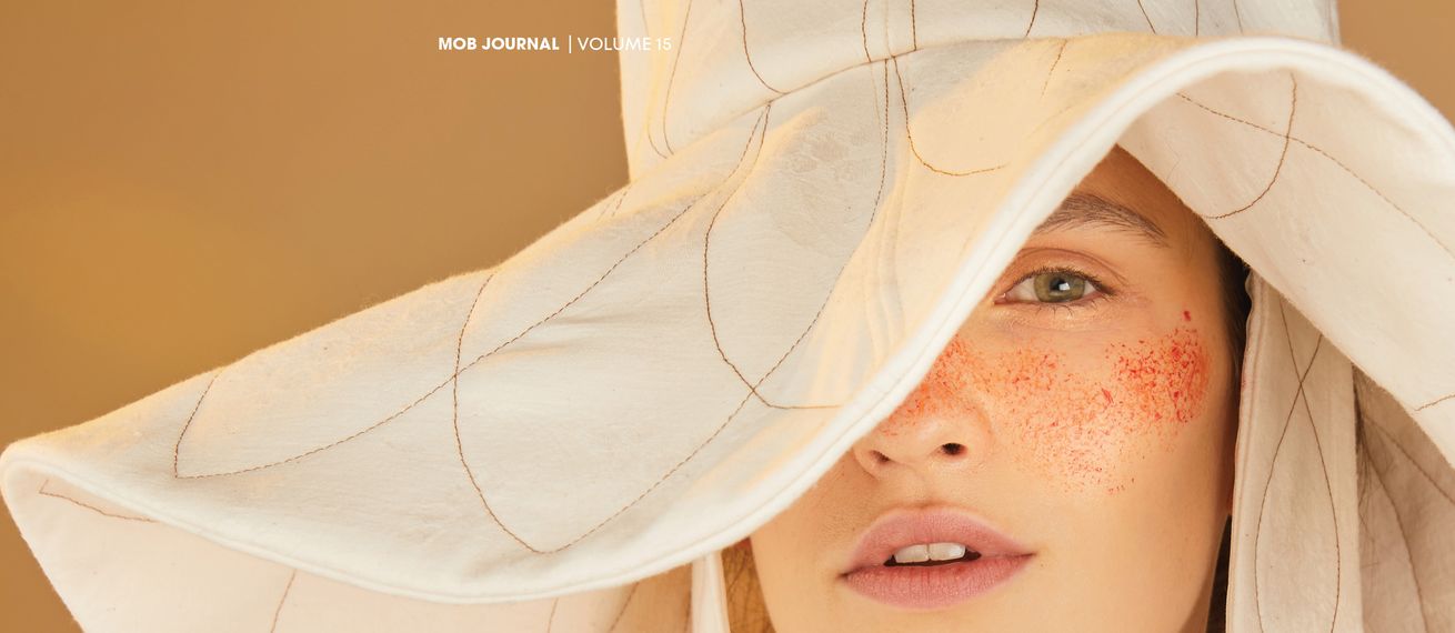 Model Nais in 'Yorkshire Stroll' für das MOB Magazin - fotografiert von Simone SCHNEIDER c/o ANDREA HEBERGER