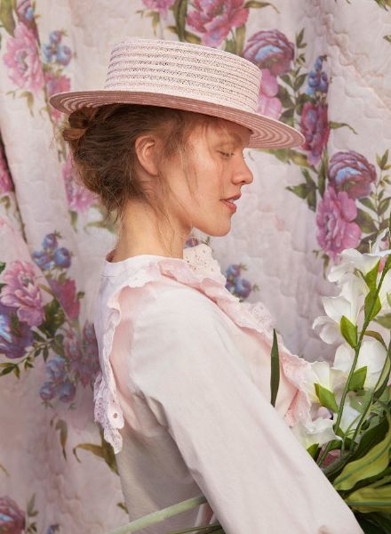 Model Niina Rätsep c/o Iconic mit der Strecke 'Backyard Diaries' zu sehen in der ELLE Hungary - fotografiert von SALLYHATESWING