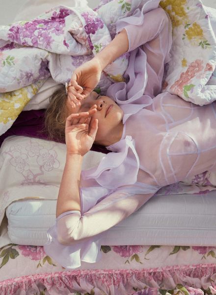 Model Niina Rätsep c/o Iconic mit der Strecke 'Backyard Diaries' zu sehen in der ELLE Hungary - fotografiert von SALLYHATESWING