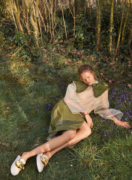 Model Niina Rätsep c/o Iconic mit der Strecke 'Backyard Diaries' zu sehen in der ELLE Hungary - fotografiert von SALLYHATESWING