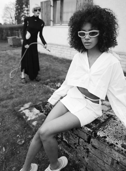 Hey There ! – Johannes GRAF c/o HILLE PHOTOGRAPHERS shoots the editorial on the topic of female bonds for Swiss FACES magazine