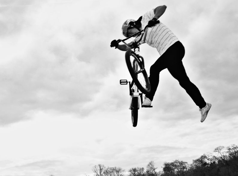 Freestyle-BMX-Fahrerin Lara Lessmann im RED BULLETIN-Portrait - Christoph VOY c/o AVENGER PHOTOGRAPHERS liefert die Fotos der jungen Ausnahme-Athletin