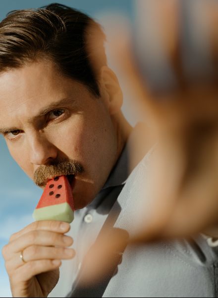 Daniel Brühl celebrates his directing debut with ‘Next Door’ – Robert RIEGER c/o EMEIS DEUBEL portrayed the actor for ESQUIRE GERMANY