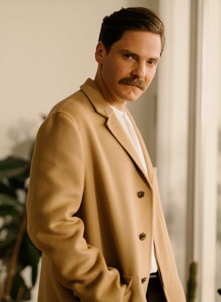 Daniel Brühl celebrates his directing debut with ‘Next Door’ – Robert RIEGER c/o EMEIS DEUBEL portrayed the actor for ESQUIRE GERMANY