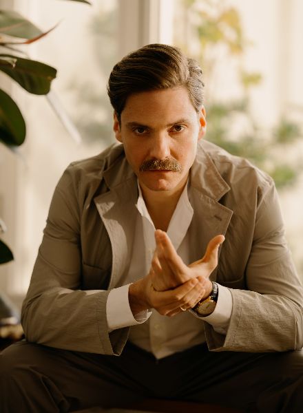 Daniel Brühl celebrates his directing debut with ‘Next Door’ – Robert RIEGER c/o EMEIS DEUBEL portrayed the actor for ESQUIRE GERMANY